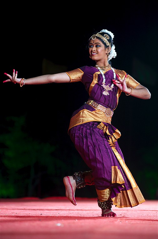 Ms. Alarmel Valli Group - Dipasikha (Mamallapuram Dance Festival 2012 - Bharatanatyam)